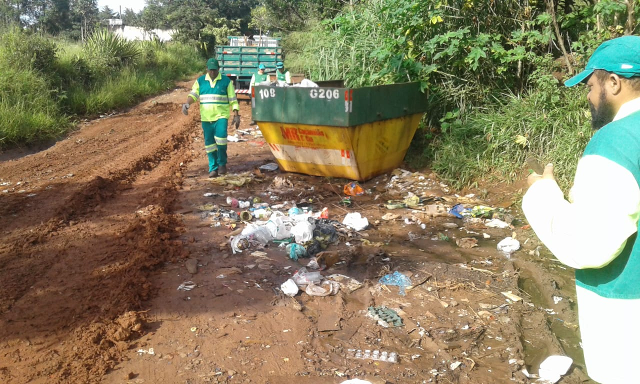 Lixo continua desafiando equipes de limpeza