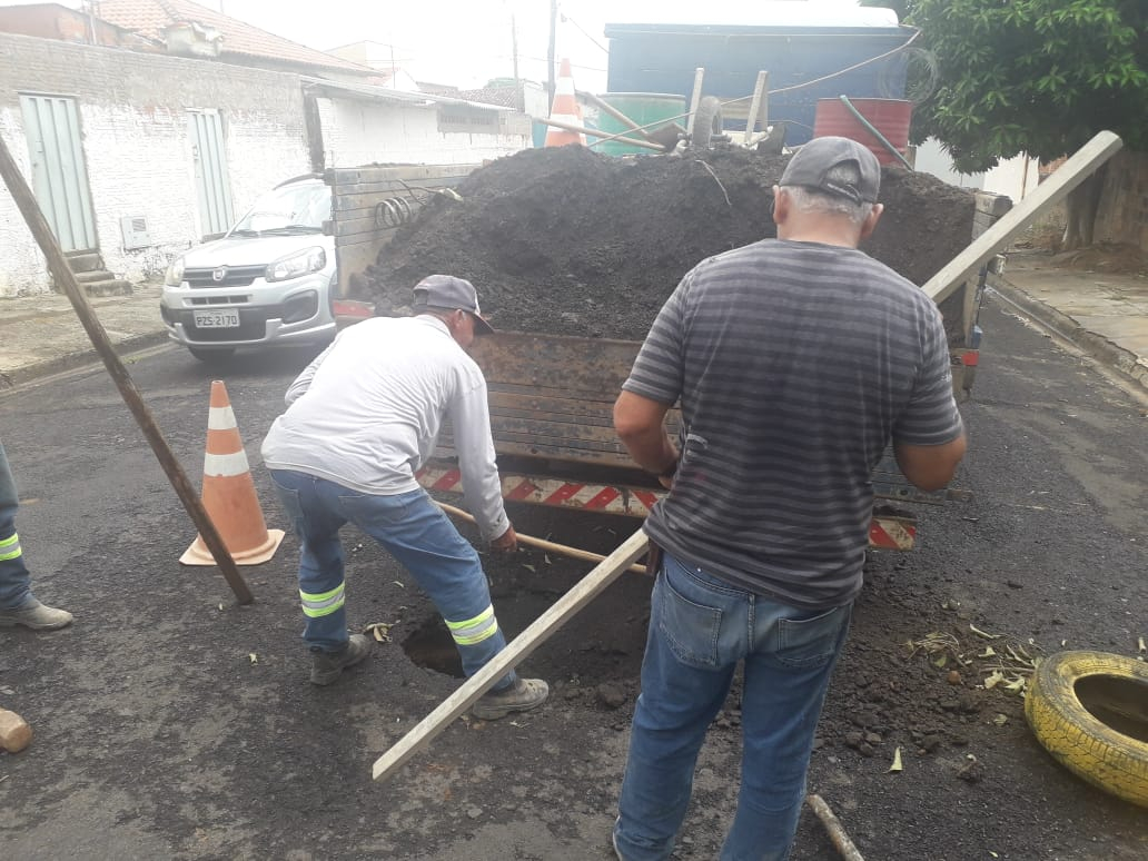 Equipes da Prefeitura realizam a manutenção de galerias e bocas de lobo