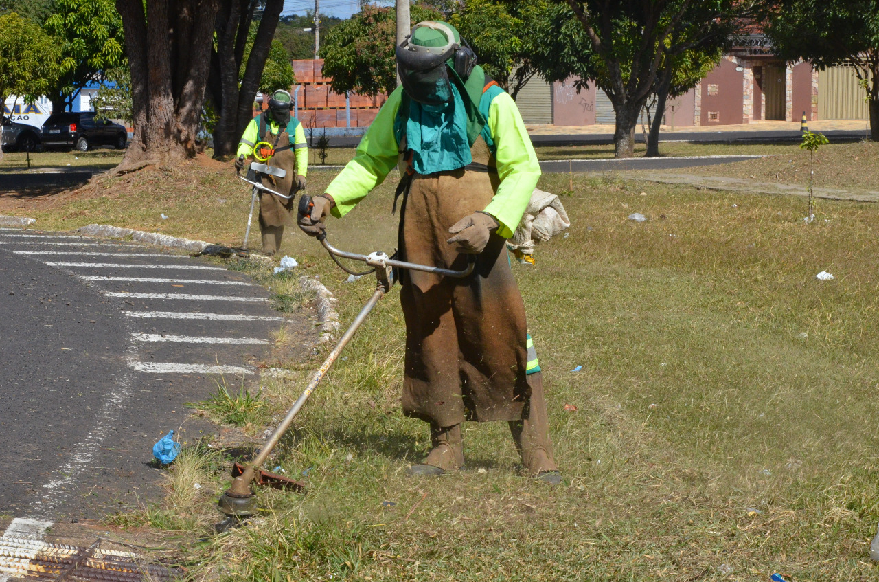 Prefeitura realiza mutirão de limpeza nos bairros