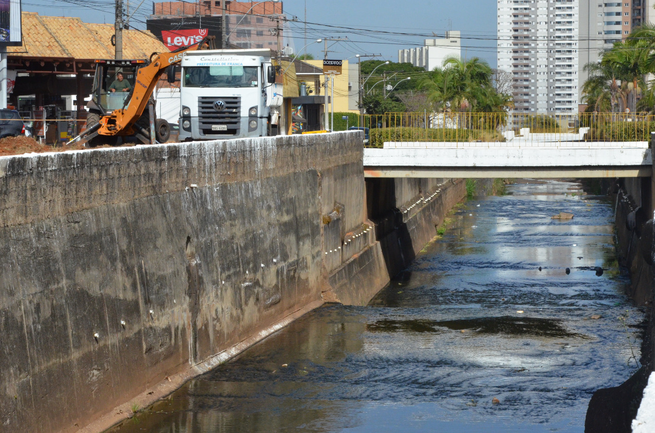 PREFEITURA REALIZA LIMPEZA NA ROTATÓRIA PARA RECEBER OBRAS DO COMPLEXO VIÁRIO CHAMPAGNAT