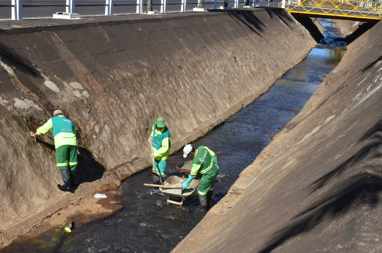 Prefeitura faz manutenção nos Córregos