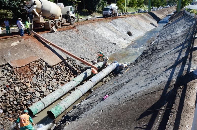 Período de estiagem permite manutenção nos córregos da cidade