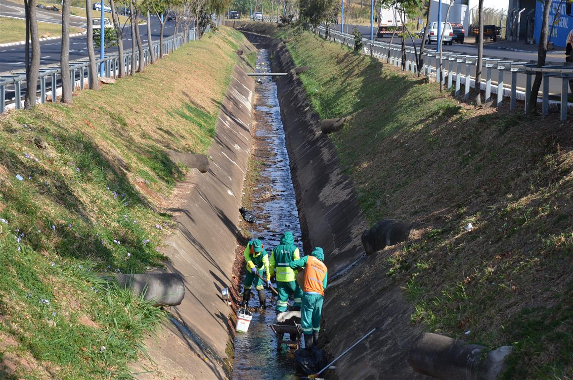 Limpeza no Córrego dos Bagres