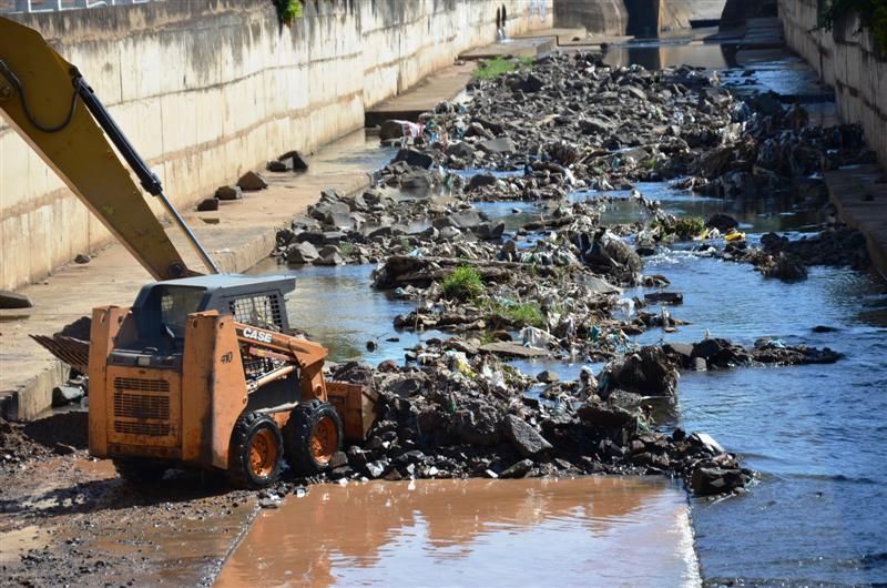 Prefeitura realiza limpeza nos córregos da cidade