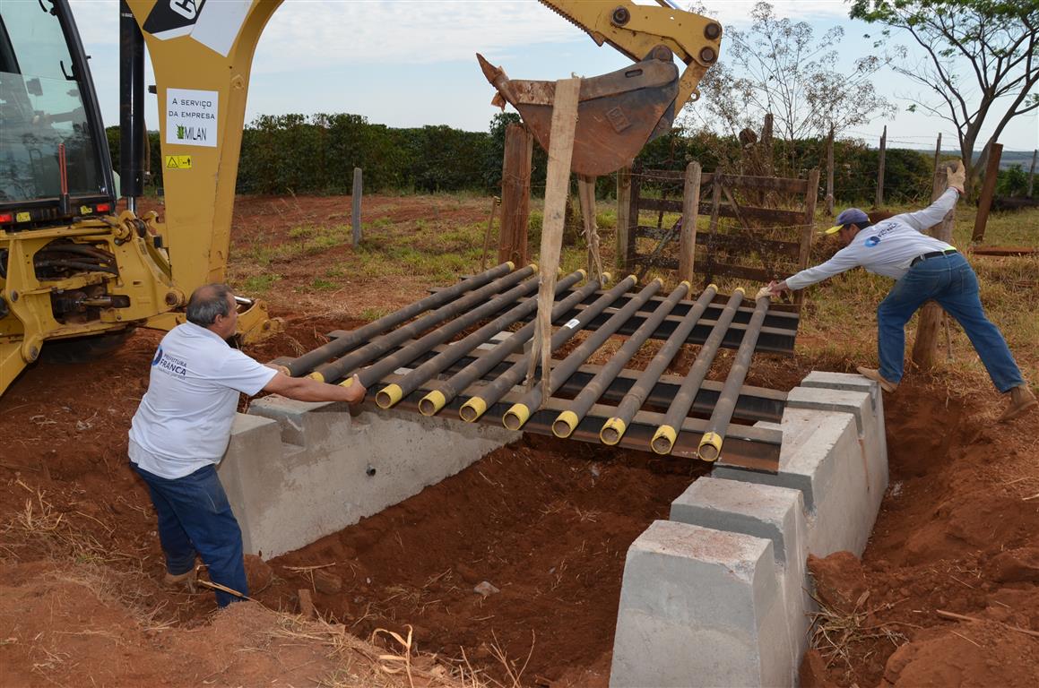 Novos mata-burros e manutenção melhoram as estradas rurais do município