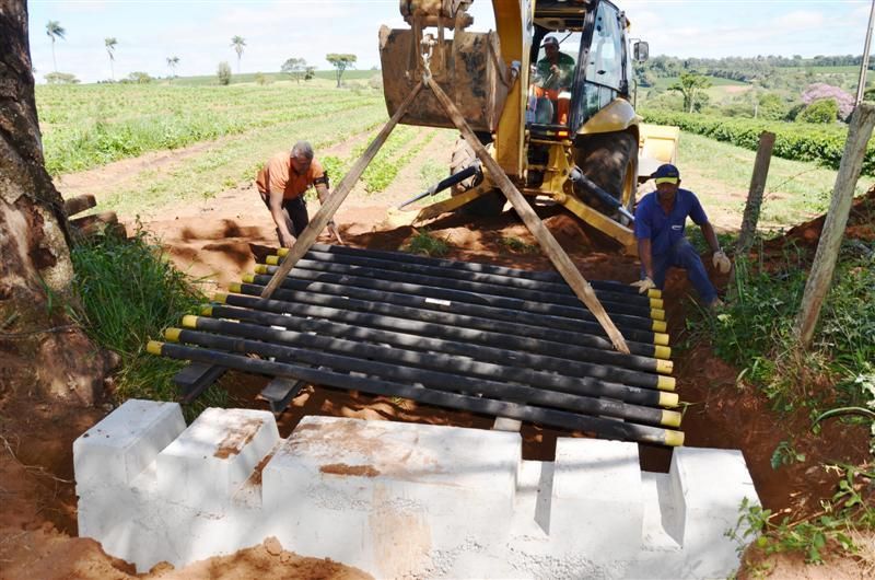 Prefeitura faz manutenção permanente nas estradas rurais do município