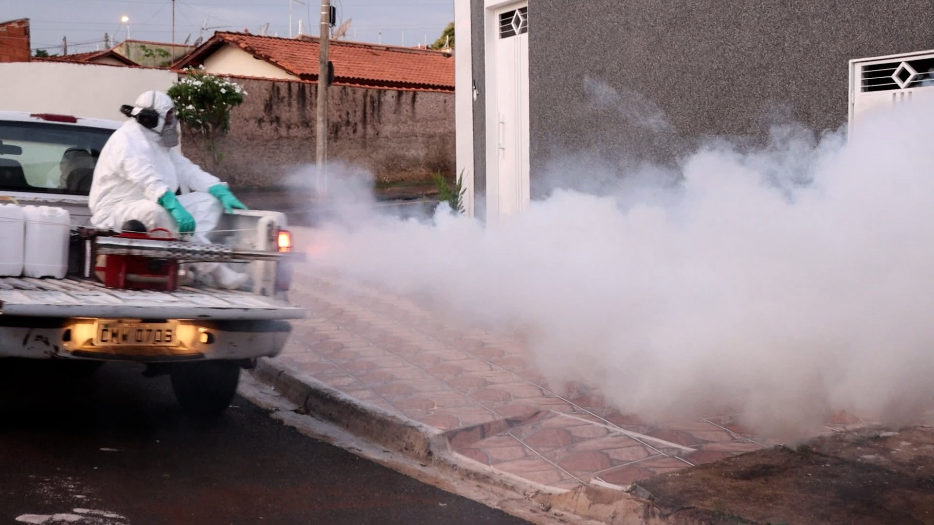 Saúde segue com fumacê para combater a dengue