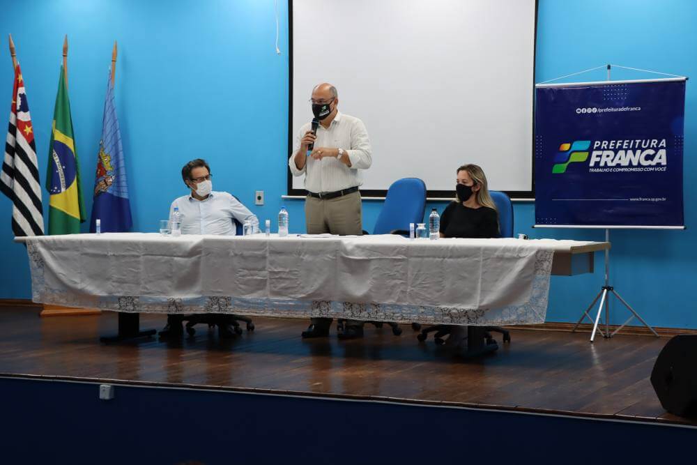 Prefeito empossa novo colegiado do Conselho de Saúde